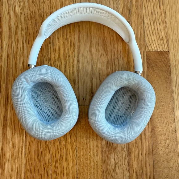 White AirPod Max headphones - Picture 4 of 5
